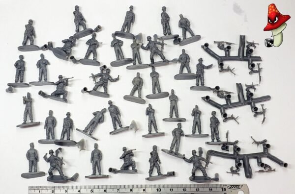 Caesar Minitures WWII German Panzer Unit in Combat 1:72 wargames  unboxed - Image 3