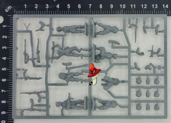 Valiant 1/72 scale WWII  German Paratroops VM006 1 x sprue 8 figures Unboxed - Image 4